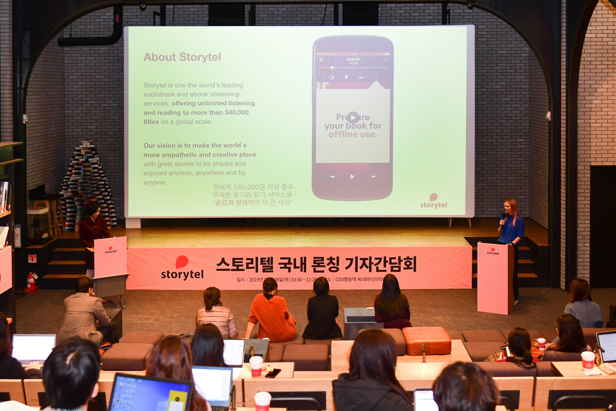 ▲스웨덴 오디오북 업체 스토리텔이 28일 오전 10시30분 서울 중구 CGV명동역 씨네라이브러리에서 기자간담회를 열고 한국 시장 진출을 정식으로 알렸다. 이날 기자간담회에는 헬레나 구스타프슨 글로벌 퍼블리싱 총괄(왼쪽부터), 박세령 스토리텔 한국지사장, 엘린 톨스텐슨 아시아·태평양 지역 총괄이 참석했다. (사진제공=스토리텔)