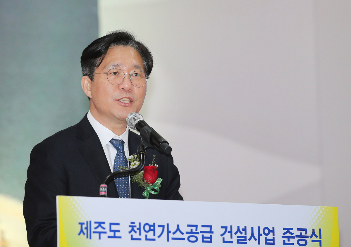 ▲성윤모 산업통상자원부 장관이 28일 제주시 애월읍에서 열린 '제주도 천연가스 생산기지 건설 사업 준공식'에서 기념사를 하고 있다. (사진제공=산업통상자원부)