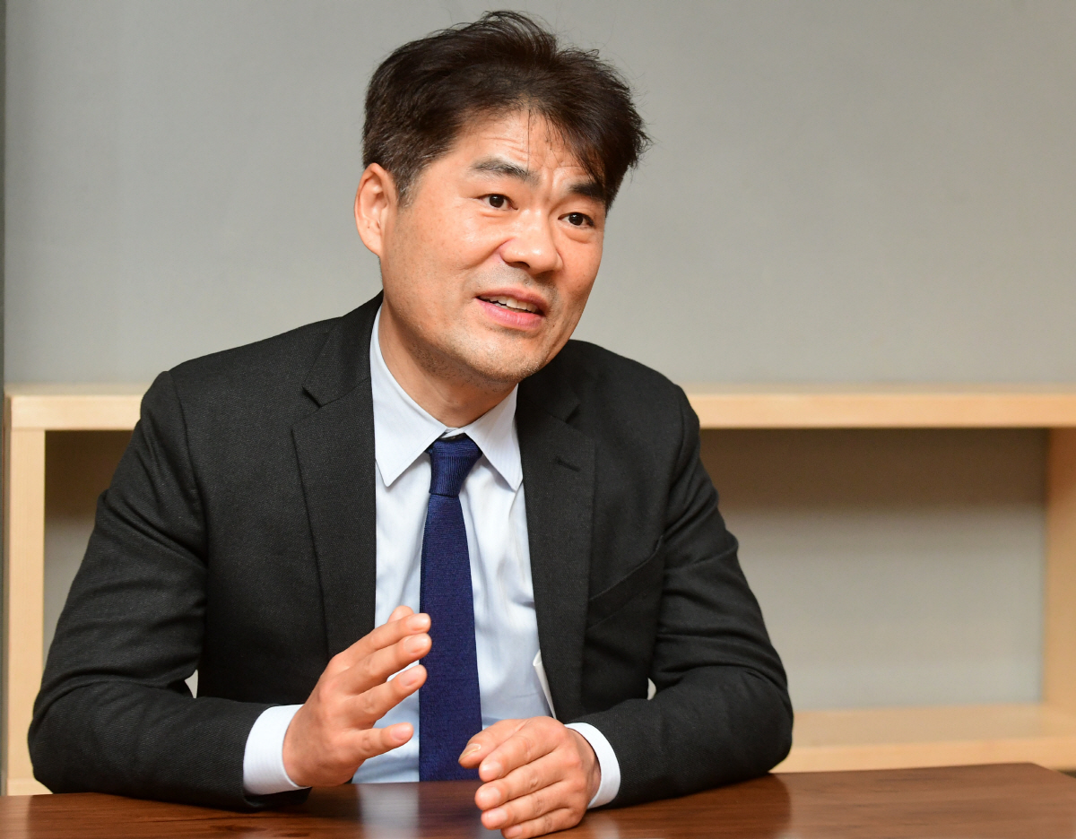 ▲이민수 한국정보보호산업협회장이 최근 서울 서초구 사무실에서 가진 이투데이와의 인터뷰에서 “정부 공공사업 입찰부터 정보보안 기술이나 제품 최저 가격을 보장해주고 제값을 받게 해줘야 세계 무대에서도 통하게 될 것”이라고 말했다. 고이란 기자 photoeran@