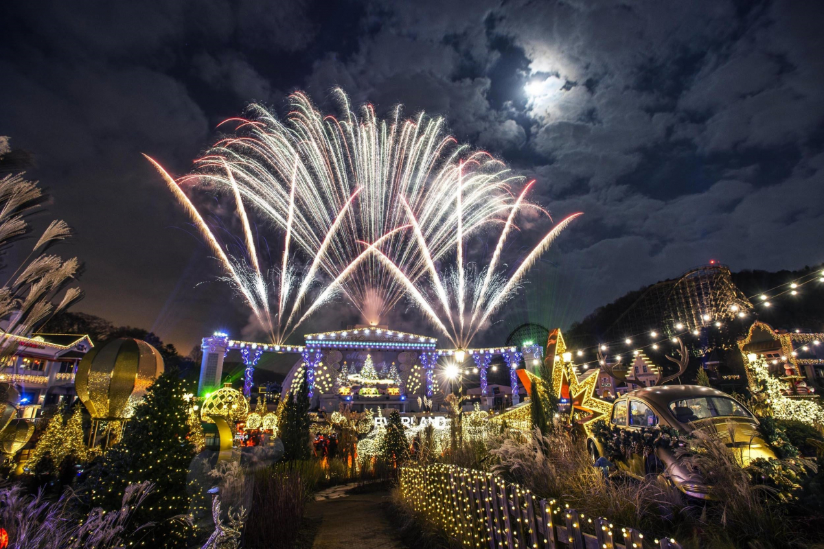 ▲골든 일루미네이션 타임 오디세이 불꽃쇼 (사진제공=삼성물산)