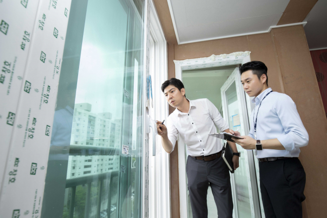 ▲홈씨씨인테리어 AS팀 직원들이 공사 현장을 찾아 시공 품질을 확인하고 있다. (사진제공=KCC)