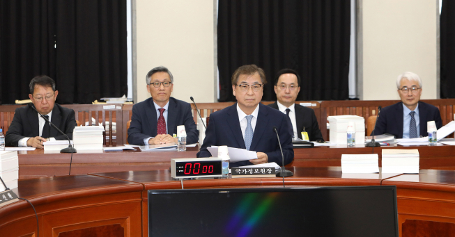 ▲서훈 국정원장이 29일 오전 국회 본청에서 열린 국회 정보위원회 전체회의에 참석해 있다. (왼쪽부터) 이석수 기획조정실장, 최용환 1차장, 서훈 원장, 김상균 2차장, 김준환 3차장. (연합뉴스)