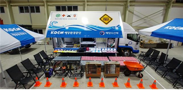 ▲해양환경공단이 해양오염 사고 현장 작업자들을 위해 제작·배치한 '안전·보건 특수차량'. (사진제공=해양환경공단)