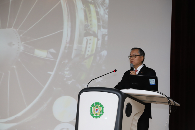 ▲한화에어로스페이스 신현우 대표이사가 29일 육군사관학교 충무관 강당에서 300여 명의 생도들을 대상으로 ‘방위산업의 과거와 현재 그리고 미래’라는 주제로 특강을 진행했다. (사진제공=한화에어로스페이스)