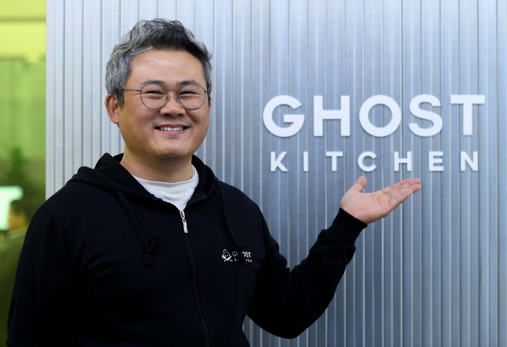 ▲최정이 고스트키친 대표가 26일 서울 서초구 서운로 고스트키친에서 이투데이와 인터뷰에 앞서 포즈를 취하고 있다. 신태현 기자 holjjak@ (이투데이DB)