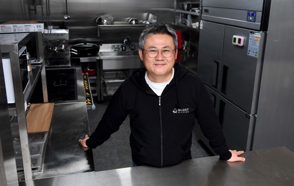 ▲최정이 고스트키친 대표가 26일 서울 고스트키친 2호점 강남역점에서 이투데이와 인터뷰에 앞서 포즈를 취하고 있다. 신태현 기자 holjjak@ (이투데이DB)