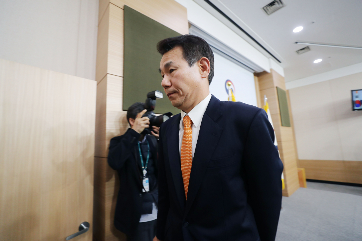 ▲제11차 한미 방위비분담 특별협정(SMA) 제3차 회의가 19일 파행된 후 정은보 한국 측 협상 수석대표가 외교부 브리핑룸에서 정부 입장과 협상 상황 등을 발표한 뒤 퇴장하고 있다. 2019.11.19 (연합뉴스)