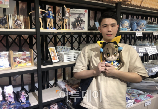 ▲반듯한 포마드에 훈훈한 대학생인 김건우(24) 씨. 애니메이션 상품을 팔고, 실내가 꾸며진 한 카페에서 그를 만났다.  (홍인석 기자 mystic@)