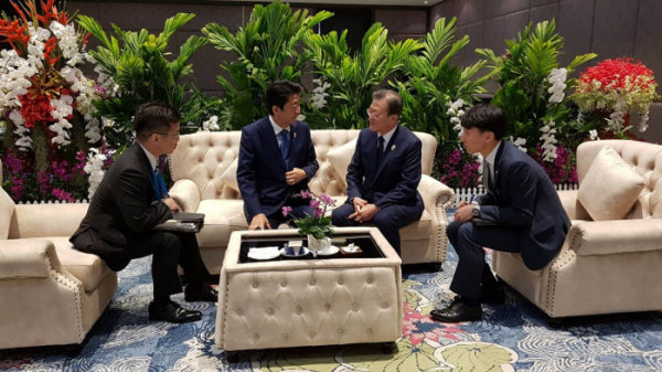 ▲문재인 대통령이 4일 태국 방콕에서 열린 '아세안+3' 회담에 참석하기에 앞서 아베 일본 총리와 만나 환담하고 있다. (청와대 제공)
