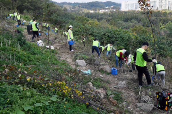 ▲지난 26일 유진투자증권 임직원들이 서울 상암동 노을공원에서 식목 활동을 하고 있다.    (사진제공=유진투자증권)