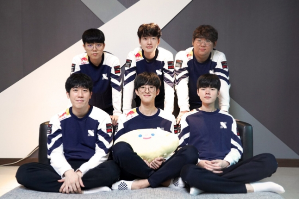 ▲김대호 신임 드래곤X 감독과 선수단(사진제공=DRX)