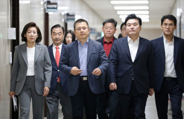 ▲자유한국당 황교안 대표와 나경원 원내대표가 1일 오전 국회에서 열린 북핵외교안보특위 및 국가안보위원회 긴급연석회의에 참석하기 위해 이동하고 있다.  (연합뉴스)