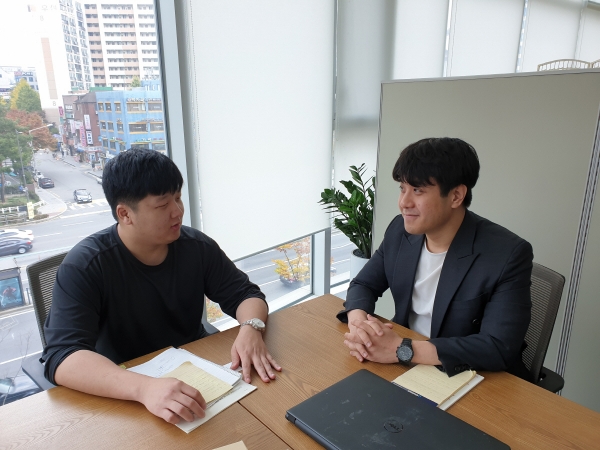▲디보션푸드의 박형수 대표(오른쪽)와 이용민 이사가 대화를 나누고 있다.
