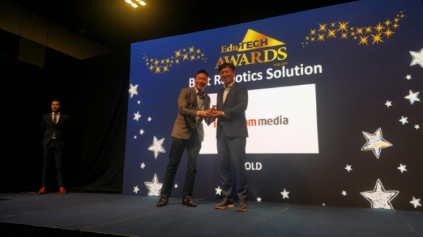 ▲스마트 코딩 로봇 뚜루뚜루가 지난 5일 싱가포르에서 열린 ‘에듀테크 아시아 2019’에서 로봇 솔루션 부문 금상을 수상했다. (사진제공=아이스크림미디어)