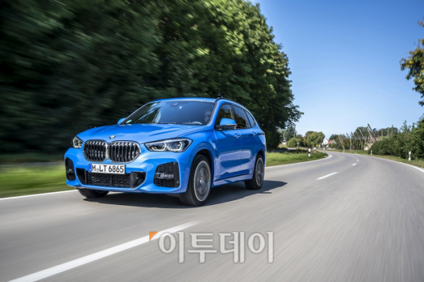 ▲BMW 코리아가 2세대 X1의 부분변경 모델을 선보였다.  이전보다 그릴을 키웠고 보다 공격적인 모습으로 거듭났다.  (사진제공=BMW 코리아)