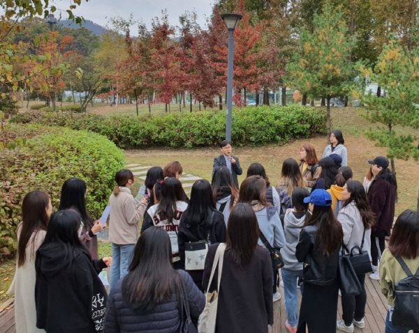 ▲5일 서울서초지구 어울림공원에서 ‘LH 공원투어 프로그램’에 참여한 대학생들이 공원 설계자의 설명을 듣고 있다.(사진 제공=LH)
