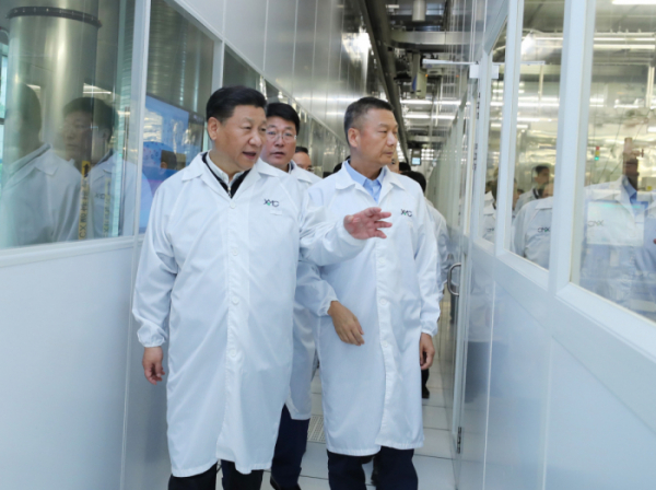 ▲시진핑 중국 국가주석이 지난해 4월 26일 허베이성 우한에 위치한 우한신신반도체(XMC) 제조 공장을 시찰하는 모습.  (신화/뉴시스)
