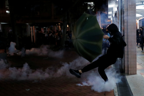 ▲홍콩의 민주화를 요구하는 시위대가 5일(현지시간) 최루탄 통을 발로 차고 있다. 홍콩/로이터연합뉴스.
