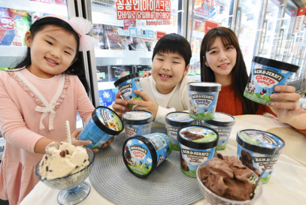 ▲모델과 아이들이 서울 등촌동 홈플러스 강서점에서 ‘벤앤제리스(Ben&Jerry’s) 아이스크림’을 선보이고 있다. (사진제공=홈플러스)