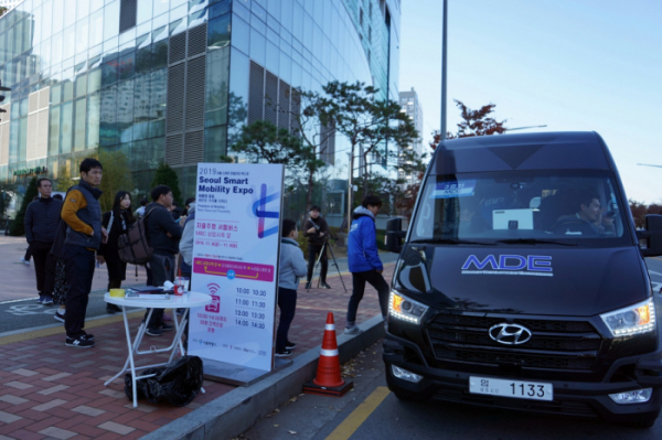 ▲시민들이 8일 서울 상암 누리꿈스퀘어에서 엠디이의 자율주행 셔틀버스를 탑승하고 있다. (사진=엠디이 제공)