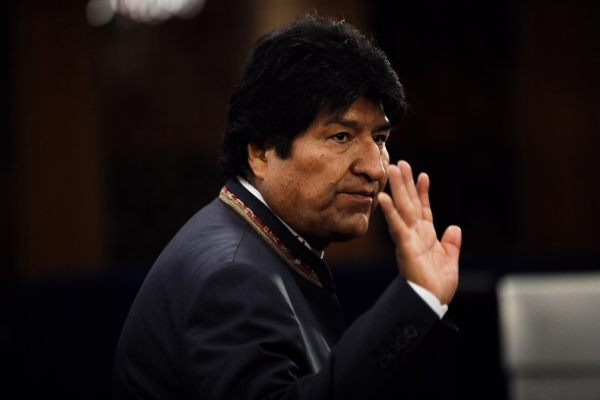 ▲에보 모랄레스 볼리비아 대통령은 지난 9월 23일(현지시간) 미국 뉴욕 유엔본부에서 열리는 2019년 기후 행동 정상회의에 참석하기 위해 걸어가고 있다. 뉴욕/EPA연합뉴스.

