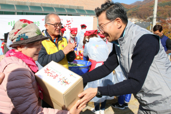 ▲CJ대한통운은지난 8일 경기 남양주 물골안 수동 노인회관에서 ‘2019 사랑의 김장김치 나누기' 행사를 진행했다고 밝혔다. 이날 행사에는 CJ대한통운 임직원 30여 명과 한국노인인력개발원 20여 명 등 총 70여 명의 인원이 참여해 지역사회와 이웃을 위해 김장김치 800포기를 담갔다. 신동휘 CJ대한통운 부사장이 한국시각장애인협회 남양주시지회 어르신들에게 이날 담근 김장 김치를 전달하고 있다.  (자료제공=CJ대한통운)