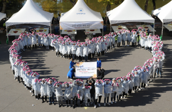 ▲지난 8일 한진그룹 임직원과 인하대학교 학생 및 관계자 130여명이 인천광역시 학익동 인하대학교 인근에서 합동 봉사활동을 펼치고 있다. (사진제공=한진그룹)