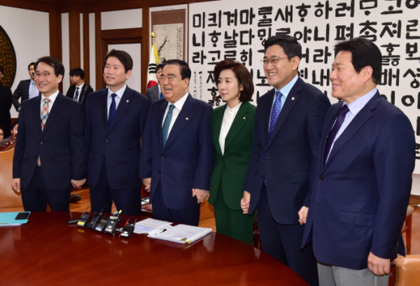 ▲문희상 국회의장이 12일 오전 국회에서 교섭단체 원내대표들과 회동하고 있다.    왼쪽부터 더불어민주당 이원욱 원내수석부대표, 더불어민주당 이인영 원내대표, 문 의장, 자유한국당 나경원 원내대표, 바른미래당 오신환 원내대표, 자유한국당 정양석 원내수석부대표.  (연합뉴스)