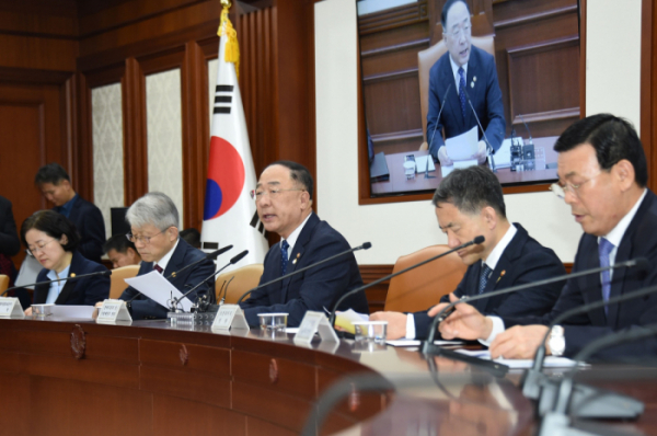 ▲홍남기 경제부총리 겸 기획재정부 장관이 13일 광화문 정부서울청사에서 '제26차 경제활력 대책회의'를 주재하고 모두발언을 하고 있다. (사진제공=기회재정부)