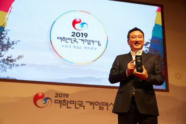 ▲지원길 스마일게이트RPG 대표가 2019 대한민국 게임대상에서 로스트아크로 대상을 받은 뒤 활짝 웃고 있다.  (사진제공=스마일게이트RPG)