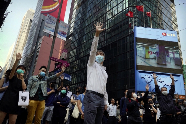 ▲홍콩에서 14일(현지시간) 시위대가 5대 요구 사항을 상징하는 다섯 손가락을 편 채 시위하고 있다. 홍콩/AP연합뉴스 
