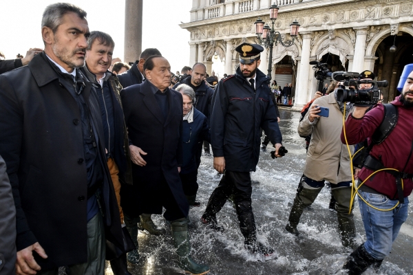 ▲실비오 베를루스코니 전 이탈리아 총리(왼쪽 세 번째)가 14일(현지시간) 물에 잠긴 베네치아 산마르코광장의 물길을 헤치고 걷고 있다. 이곳은 50여년만의 최악의 홍수로 80% 이상이 물에 잠겼다. 베네치아/AP연합뉴스
