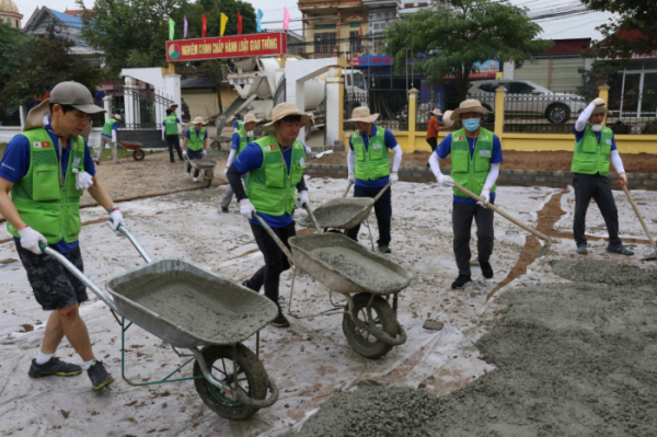 ▲LH 나눔봉사단 23명은 지난 11일부터 5일 동안 베트남 흥옌성 소재 뿌띤 초등학교에서 글로벌 사회공헌활동을 펼쳤다. 사진은 봉사단이 교육환경 개선 작업을 하고 있는 모습. ((사진 제공=LH))