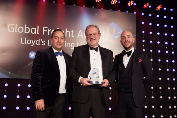 ▲피터 리비(Peter Livey) 현대상선 구주본부 영국 영업담당 임원(가운데)이 ‘Lloyd’s Loading List Global Freight Awards 2019’에서 ‘환경부문 최우수선사’ 시상 이후 기념 촬영을 하고 있다.  (사진제공=현대상선)