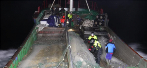 ▲불법 조업 중국 어선 나포 장면.  (사진제공=해양수산부)