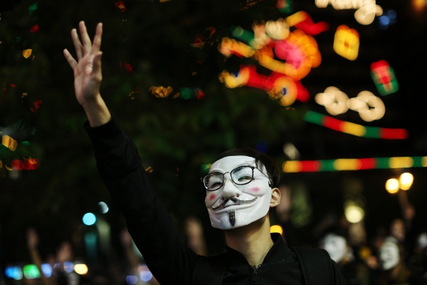 ▲지난 5일(현지시간) 중국 홍콩에서 마스크를 착용한 시위자가 열린 집회에 참여하고 있다. 홍콩/EPA연합뉴스. 
