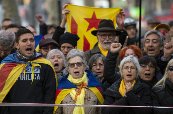 ▲18일(현지시간) 스페인 바르셀로나에서 카탈루냐 독립 지지자들이 집회를 하고 있다. (바르셀로나/AP연합뉴스)