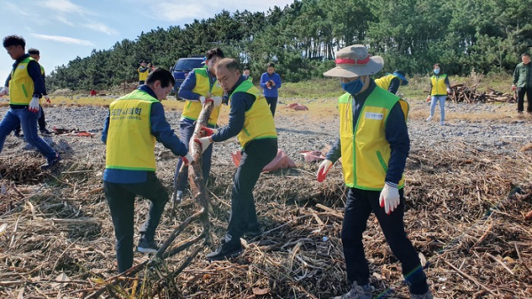 ▲포항시의회 의원 등이 이달 8일 태풍 '미탁'으로 인한 해양쓰레기를 수거하고 있다. (사진제공=포항시의회)