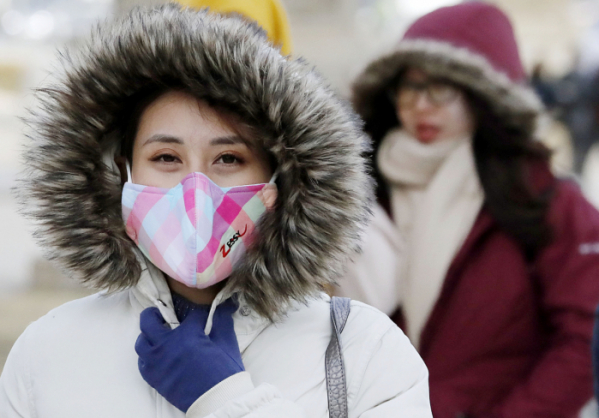 ▲서울에 한파주의보가 발령된 18일 오후 서울 광화문 앞에서 외국인 관광객들이 강한 바람에 옷깃을 여미며 길을 걷고 있다.  (뉴시스)