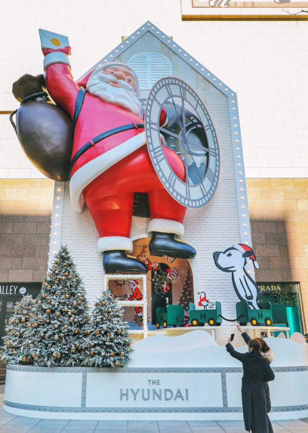 ▲20일 오전 현대백화점 무역센터점 앞에서 고객들이 설치된  대형 크리스마스 조형물을 구경하고 있다.  (사진제공=현대백화점)