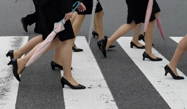 ▲일본 도쿄의 직장 여성들이 하이힐을 신고 횡단보도를 건너가고 있다. 도쿄/EPA연합뉴스.
