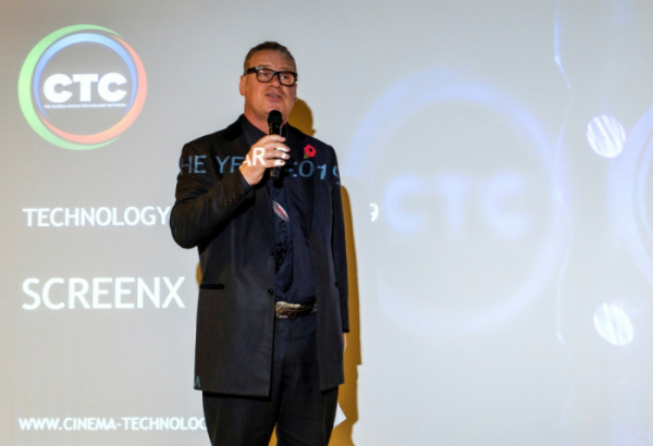 ▲지난 11일(현지시간) 영국 런던에서 열린 '2019 CTC 어워드'에서 영화 평론가 마크 커모드가 '올해의 기술상' 시상을 진행하고 있다. (사진제공=CJ CGV)