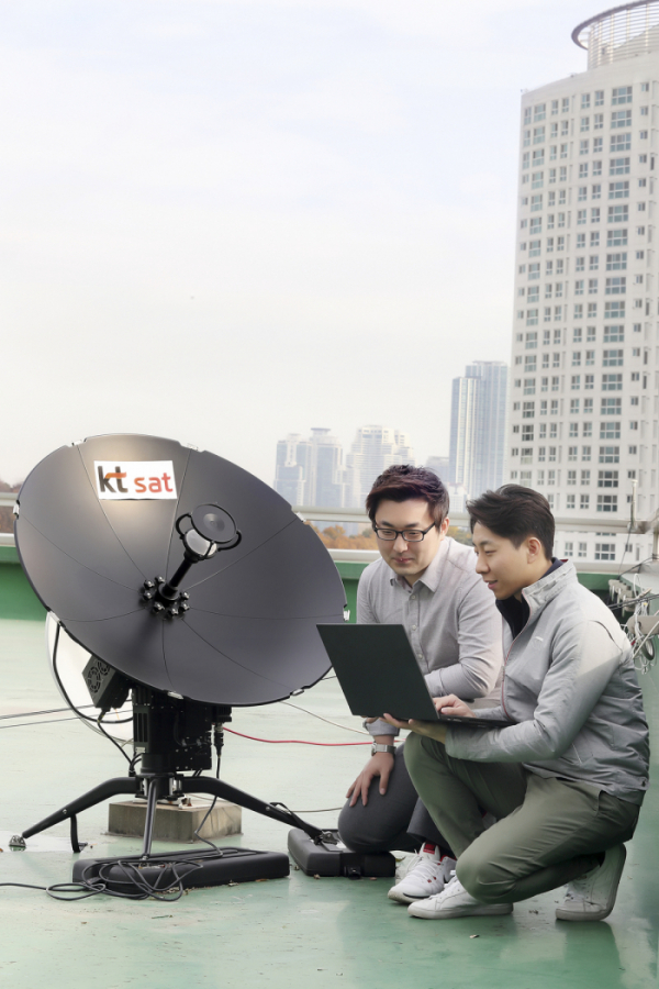 ▲KT SAT, KT융합기술원의 5G 분야 연구원들이 KT연구개발센터에서 위성 5G 시험 결과를 확인하고 있다. (사진제공=KT)