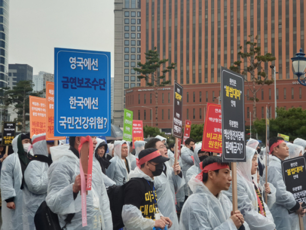 ▲24일 서울역 광장서 담배사업법 개정안 반대 집회가 진행됐다. 이날 집회에 참가한 전자담배 소매점주들과 소비자, 그리고 업계 관계자들의 모습. (안경무 기자 noglasses@)