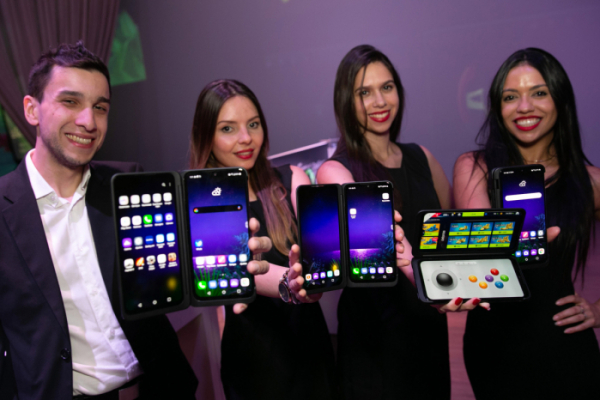 ▲LG전자가 21일(현지시간) 브라질 상파울루에서 현지 언론과 거래선들을 대상으로 LG G8X 씽큐 출시행사를 열었다. LG전자 모델들이 LG G8X 씽큐를 소개하고 있다.  (사진제공=LG전자)
