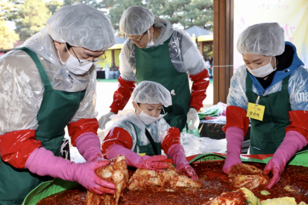 ▲지난 22일 경기도 용인시 처인구 소재 엘리시안 러닝 센터에서 열린 GS건설 김장김치 봉사활동에 참여한 GS건설 임직원 가족이 김치를 담그고 있다. (사진 제공=GS건설)