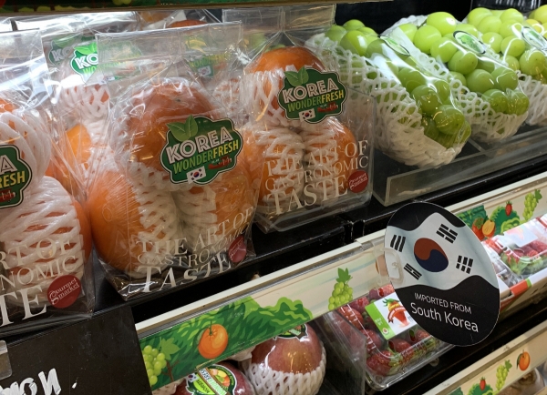 ▲태국 방콕의 시암파라곤 고메마켓 ‘K-Fresh Zone’에서 판매되고 있는 한국 과일들.
 (곽도흔 기자 sogood@)