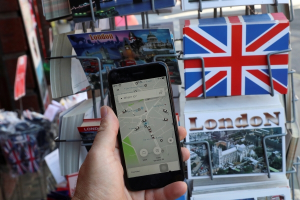 ▲한 사용자가 영국 런던에서 우버 앱을 들어보이고 있다. 런던/로이터연합뉴스 

