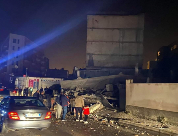 ▲알바니아 수도 티라나에서 서쪽으로 33㎞ 떨어진 두레스에서 26일 새벽 발생한 규모 6.4의 강진으로 건물이 무너졌다.  (AP/뉴시스)