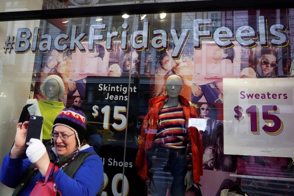 ▲지난 23일(현지시간) 미국 뉴욕의 한 의류 매장 앞에서 여성이 사진을 찍고 있다. 뉴욕/로이터연합뉴스.
